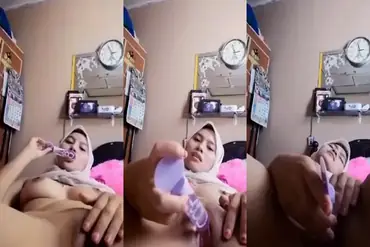 Bokep Jilbab Ukhti Cantik Ketagihan Colmek Kost poster