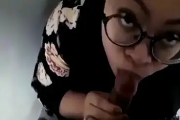 Pacar Berjilbab Nyepong Kontol Di Toilet Mall Brutal poster