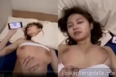 Sambil Nonton Video Panas Buka Memek Buat Digebukin Abang Lumer poster